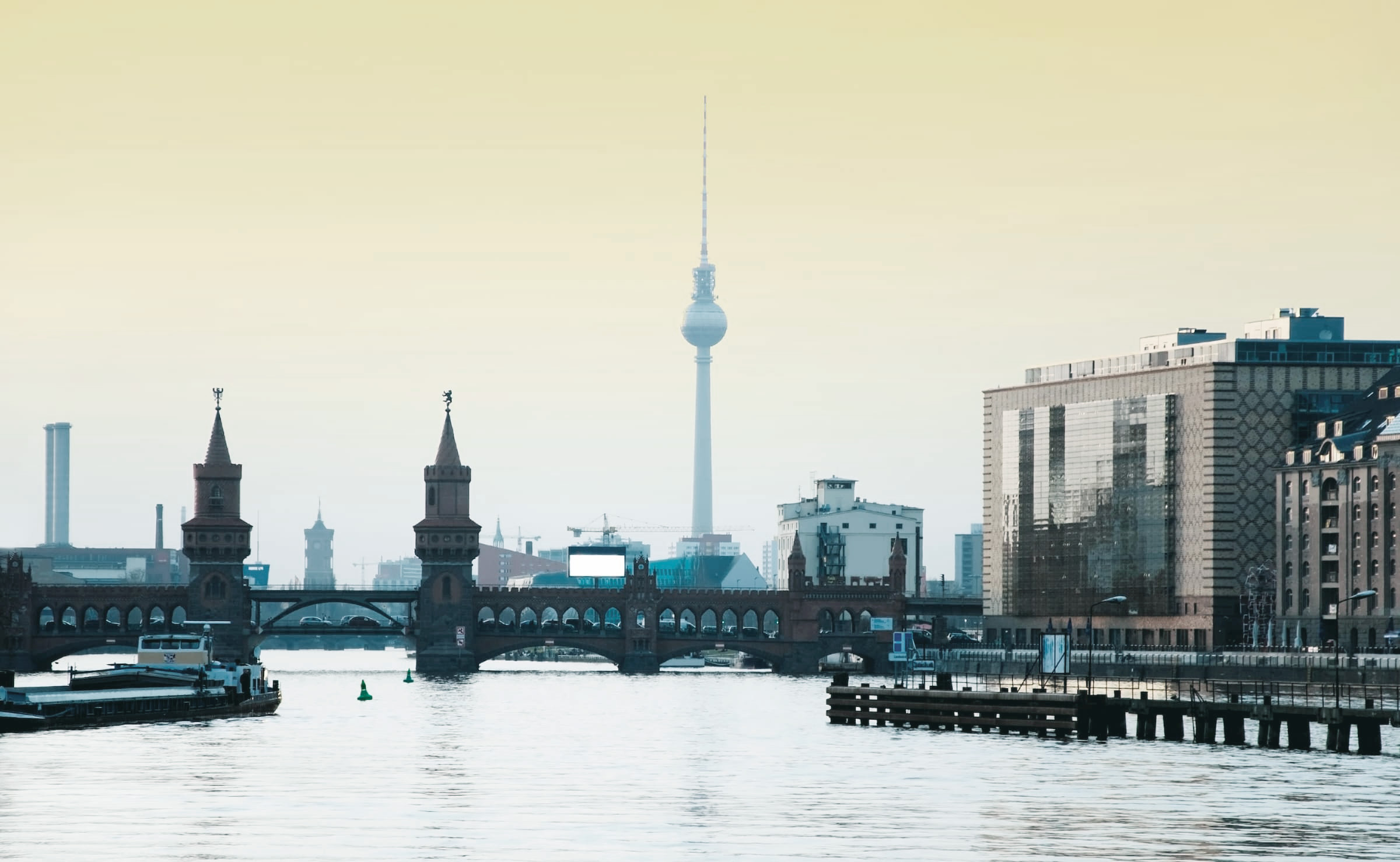 Berliner Skyline mit Fernsehturm und Oberbaumbrücke über der Spree