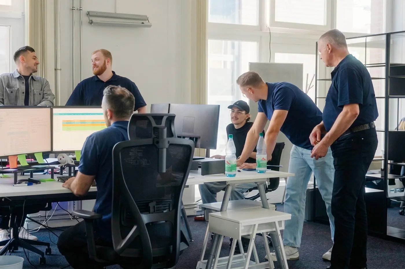 Luminance-Team arbeitet gemeinsam am Bildschirm im Berliner Büro